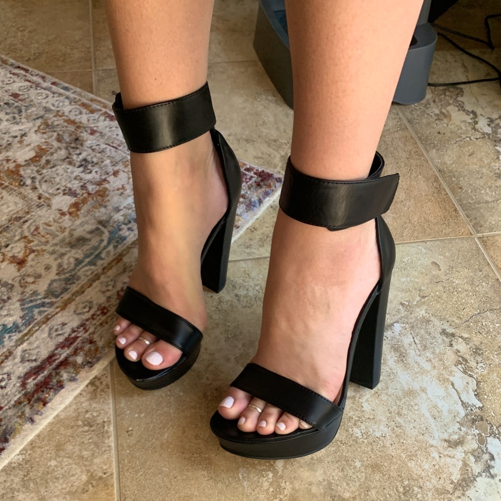 Steve Madden leather black platform pump heels